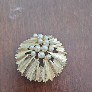 Elegant Gold Brooch with Pearls